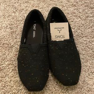 NWT Black speckled flannel/fleece TOMS size 9
